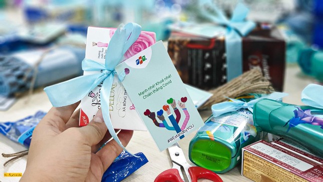 Dân công sở gói quà, sáng tác nhạc tặng y, bác sĩ tuyến đầu chống dịch ảnh 2