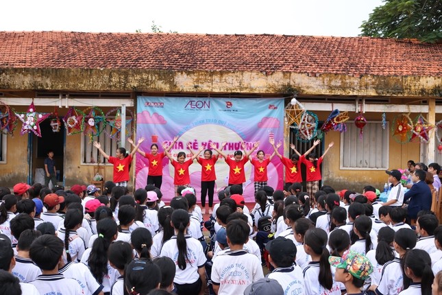 "Trao một cuốn sách – Tặng một tương lai": Khép lại hành trình ươm mầm ước mơ ảnh 1
