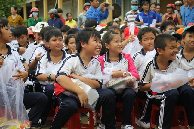"Trao một cuốn sách – Tặng một tương lai": Khép lại hành trình ươm mầm ước mơ ảnh 4