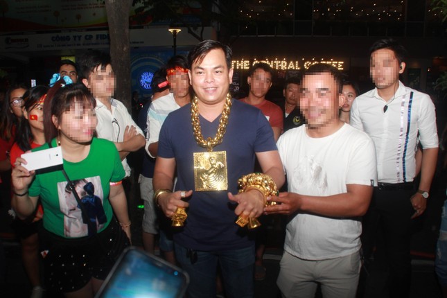 'Đại gia đeo vàng' Phúc XO đang bị công an mời lên làm việc là ai? ảnh 1