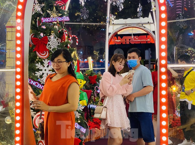 Người dân TPHCM rộn ràng đi chơi Noel sớm ảnh 9