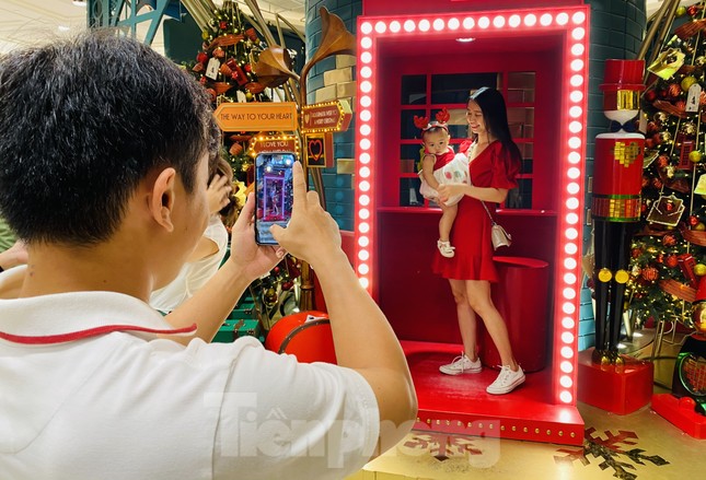 Người dân TPHCM rộn ràng đi chơi Noel sớm ảnh 4