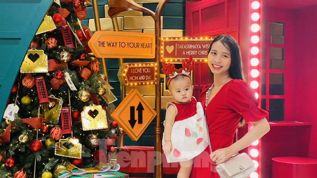 Người dân TPHCM rộn ràng đi chơi Noel sớm ảnh 3