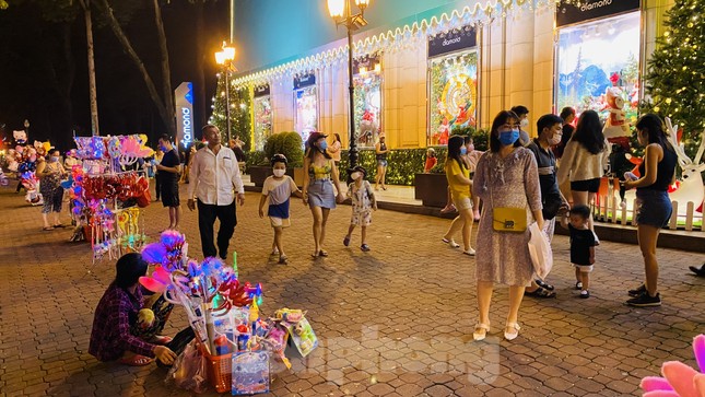 Người dân TPHCM rộn ràng đi chơi Noel sớm ảnh 11
