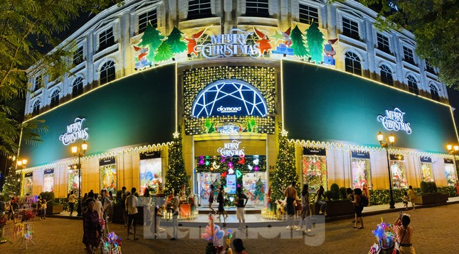 Người dân TPHCM rộn ràng đi chơi Noel sớm ảnh 16