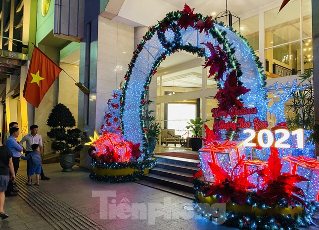 Người dân TPHCM rộn ràng đi chơi Noel sớm ảnh 17
