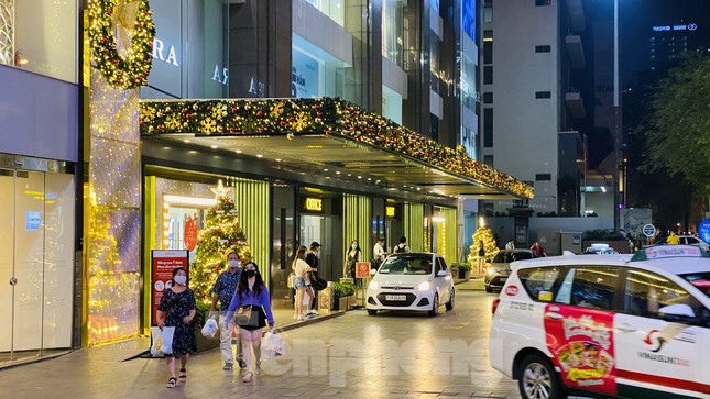 Người dân TPHCM rộn ràng đi chơi Noel sớm ảnh 10