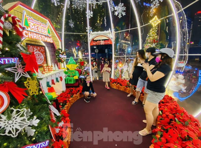 Người dân TPHCM rộn ràng đi chơi Noel sớm ảnh 2
