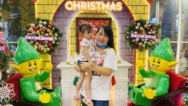 Người dân TPHCM rộn ràng đi chơi Noel sớm ảnh 5