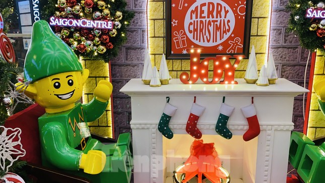 Người dân TPHCM rộn ràng đi chơi Noel sớm ảnh 13