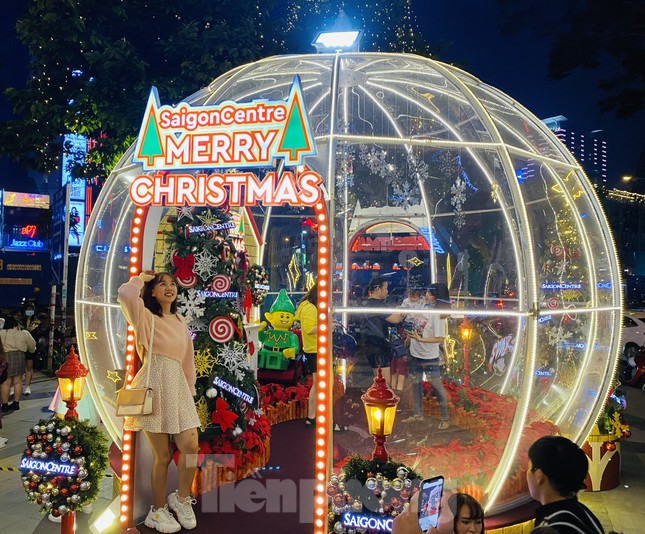 Người dân TPHCM rộn ràng đi chơi Noel sớm ảnh 1