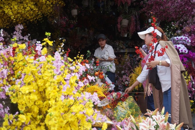 TPHCM: Hoa cảnh làm từ vải 'đổ bộ' xuống phố ảnh 2