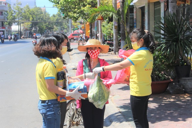 Hội Thiện nguyện Phan Thiết tặng nhiều phần quà cho bà con lao động nghèo ảnh 2
