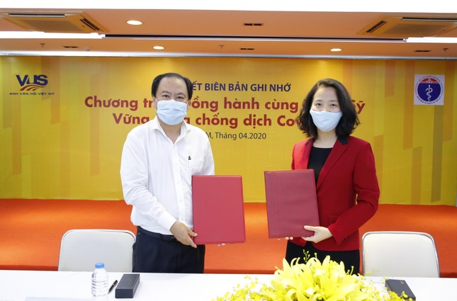 Tặng học bổng tiếng Anh cho con em nhân viên y tế tuyến đầu chống dịch ảnh 1