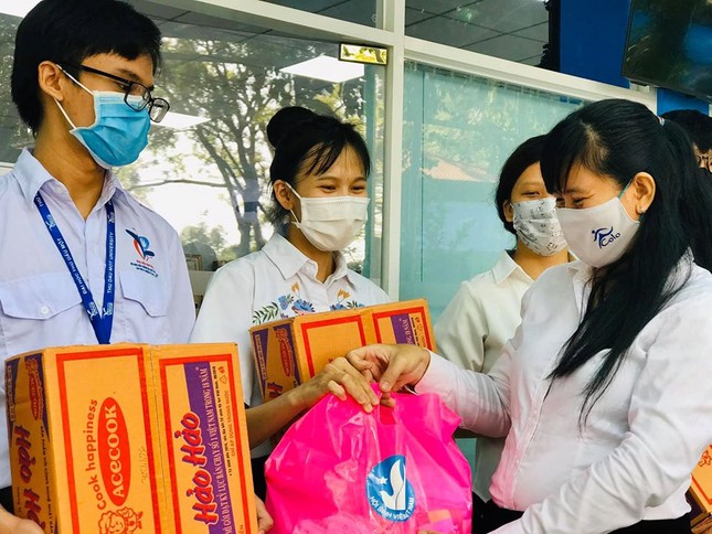 Hội Sinh viên tỉnh Bình Dương tặng quà cho sinh viên bị ảnh hưởng bởi dịch COVID-19 ảnh 12