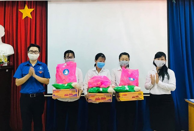 Hội Sinh viên tỉnh Bình Dương tặng quà cho sinh viên bị ảnh hưởng bởi dịch COVID-19 ảnh 3