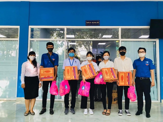 Hội Sinh viên tỉnh Bình Dương tặng quà cho sinh viên bị ảnh hưởng bởi dịch COVID-19 ảnh 4