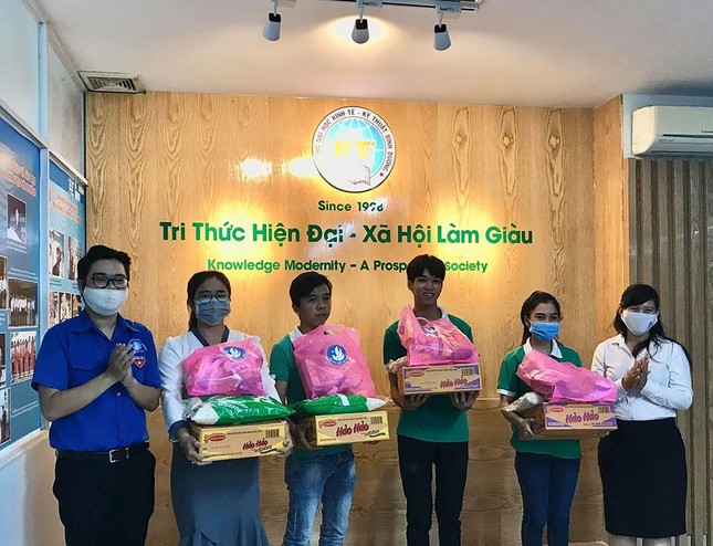 Hội Sinh viên tỉnh Bình Dương tặng quà cho sinh viên bị ảnh hưởng bởi dịch COVID-19 ảnh 5