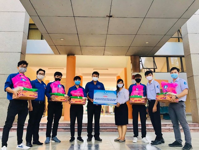 Hội Sinh viên tỉnh Bình Dương tặng quà cho sinh viên bị ảnh hưởng bởi dịch COVID-19 ảnh 8