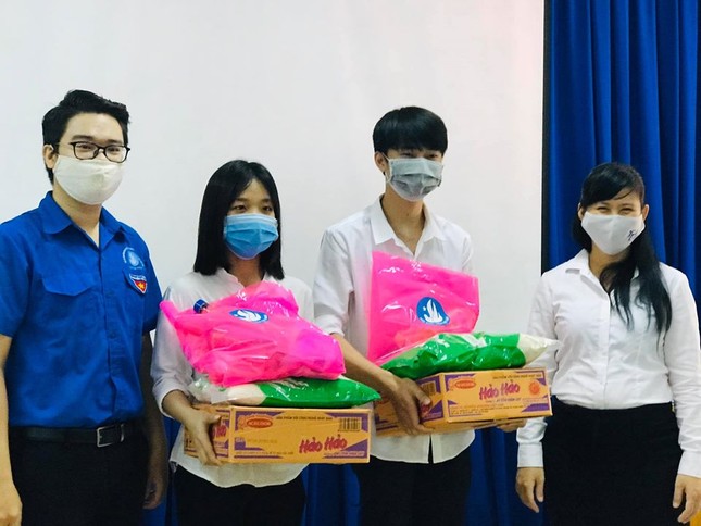 Hội Sinh viên tỉnh Bình Dương tặng quà cho sinh viên bị ảnh hưởng bởi dịch COVID-19 ảnh 9