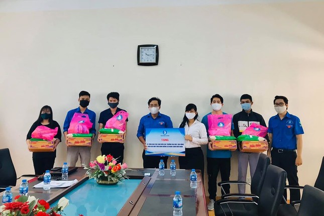 Hội Sinh viên tỉnh Bình Dương tặng quà cho sinh viên bị ảnh hưởng bởi dịch COVID-19 ảnh 2