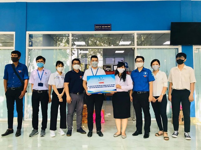 Hội Sinh viên tỉnh Bình Dương tặng quà cho sinh viên bị ảnh hưởng bởi dịch COVID-19 ảnh 11