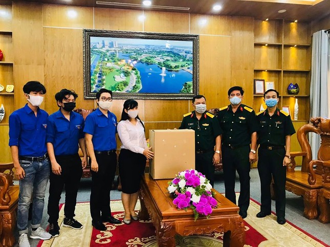 Hội Sinh viên tỉnh Bình Dương tặng quà cho sinh viên bị ảnh hưởng bởi dịch COVID-19 ảnh 1