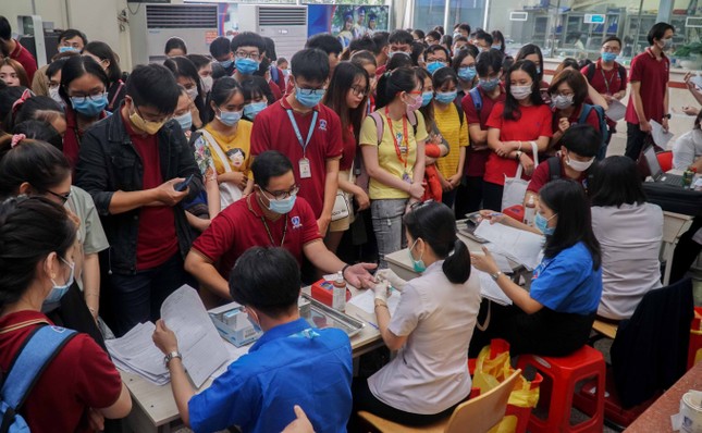 Sinh viên trường ĐH Nguyễn Tất Thành tham gia "Ngày tình nguyện Đỏ" ảnh 1