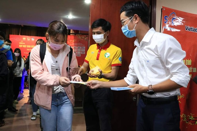 TP. HCM: Tặng quà cho sinh viên đón Tết xa nhà ảnh 2
