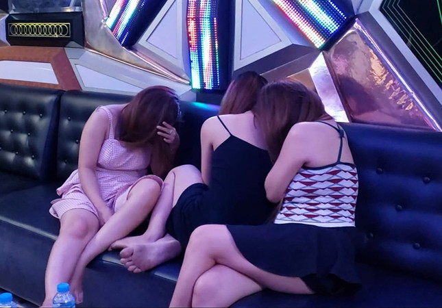 Đột kích quán karaoke, phát hiện tiếp viên nữ khỏa thân trong phòng hát ảnh 1