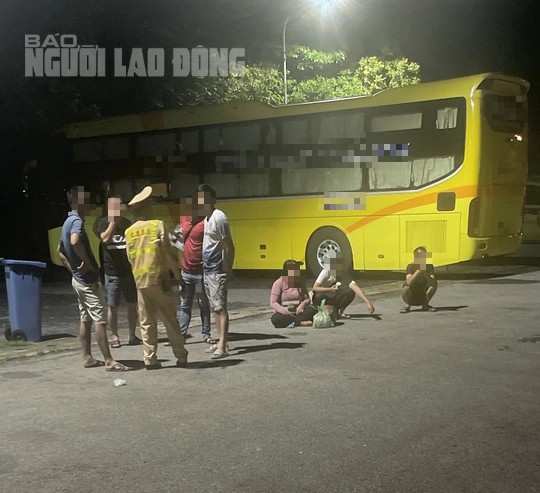 Người cha vượt hơn 1.000 km bám theo xe chở con gái đi làm 'việc nhẹ, lương cao' ảnh 2