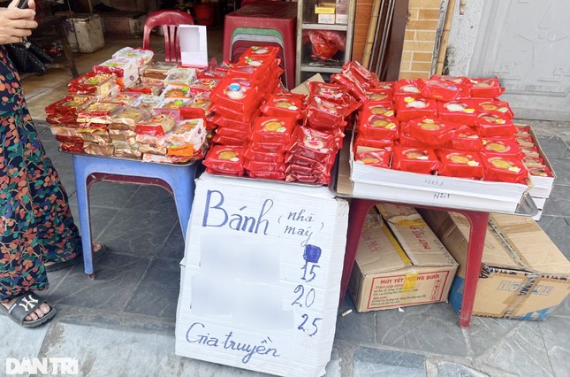 Đổ xô mua bánh trung thu hạ giá vỉa hè, chuyên gia cảnh báo 'đừng ham rẻ' ảnh 1