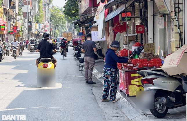 Đổ xô mua bánh trung thu hạ giá vỉa hè, chuyên gia cảnh báo 'đừng ham rẻ' ảnh 2