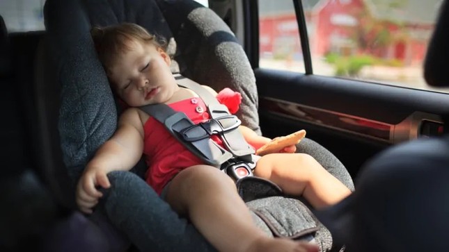 Làm sao để bảo vệ trẻ em khỏi bị ngạt trong ôtô? ảnh 1
