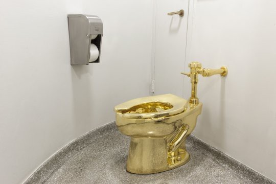 Bồn cầu vàng 18-karat trị giá 140 tỷ trong cung điện Anh bất ngờ bị trộm lấy mất ảnh 2