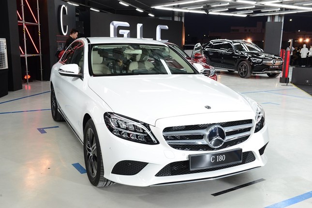 Mercedes-Benz C180 phả hơi nóng lên sedan phân khúc D ảnh 3
