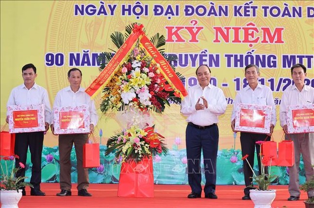 Thủ tướng dự Ngày hội Đại đoàn kết toàn dân tộc tại thôn Phù Liễn ảnh 1
