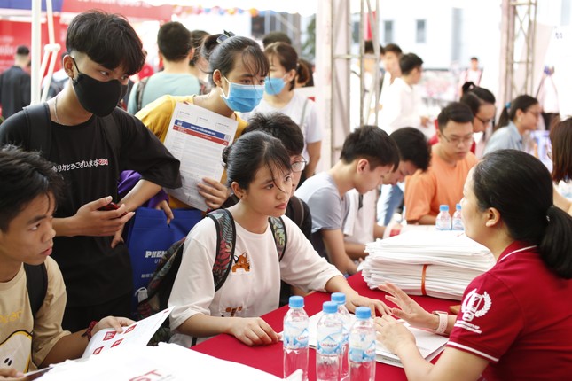 Hàng ngàn học sinh đội nắng đến ngày hội tuyển sinh 2020 ảnh 5