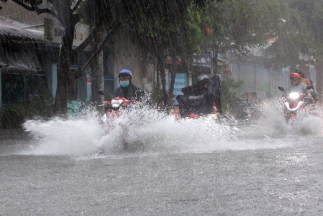 Miền Bắc đón gió mùa, miền Trung bước vào đợt mưa lớn kéo dài ảnh 1