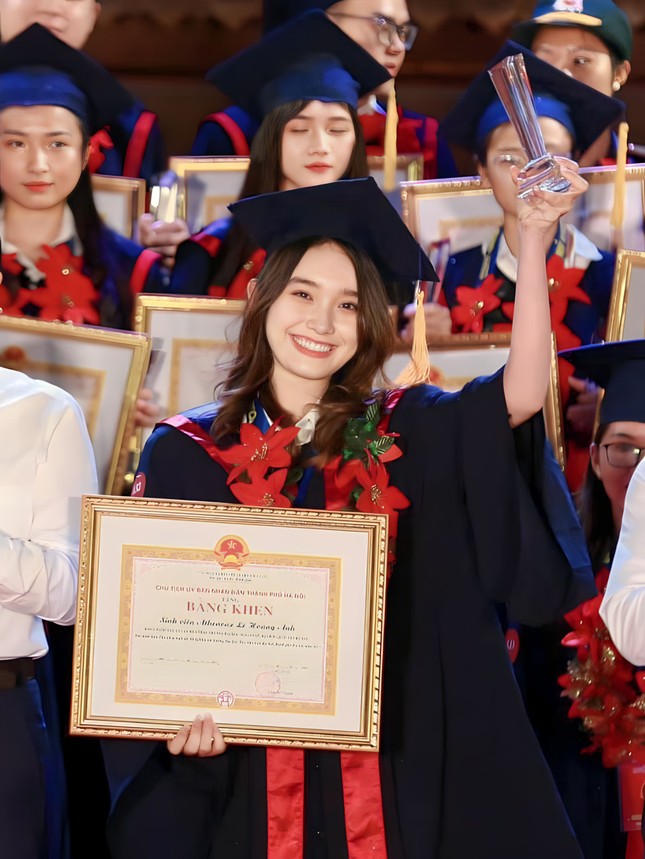 Nữ sinh lai Việt Pháp tốt nghiệp sớm là thủ khoa xuất sắc Hà Nội ảnh 1