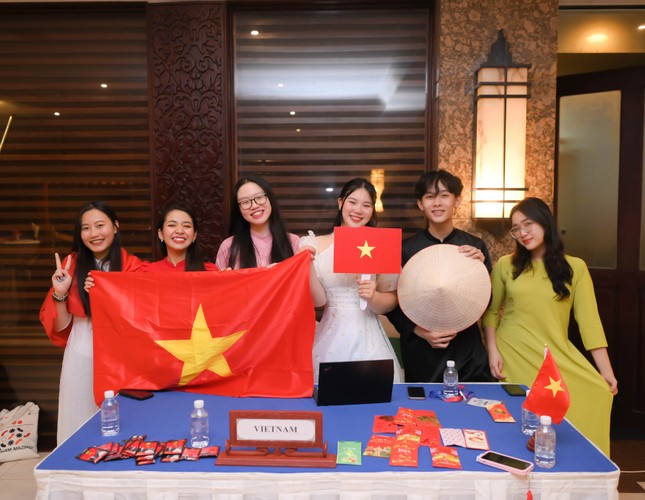 Hoàng Mỹ Nguyên Trang - Nữ sinh tài năng tốt nghiệp xuất sắc trường ĐH Kinh tế Quốc dân ảnh 12