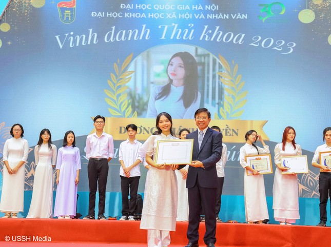 Cô gái Tày đỗ thủ khoa ngành cao điểm nhất trường Nhân văn ảnh 2