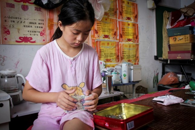 Cảm động bé gái 11 tuổi nhặt phế liệu gom tiền giành tặng bố mẹ lễ thất tịch đáng nhớ ảnh 7