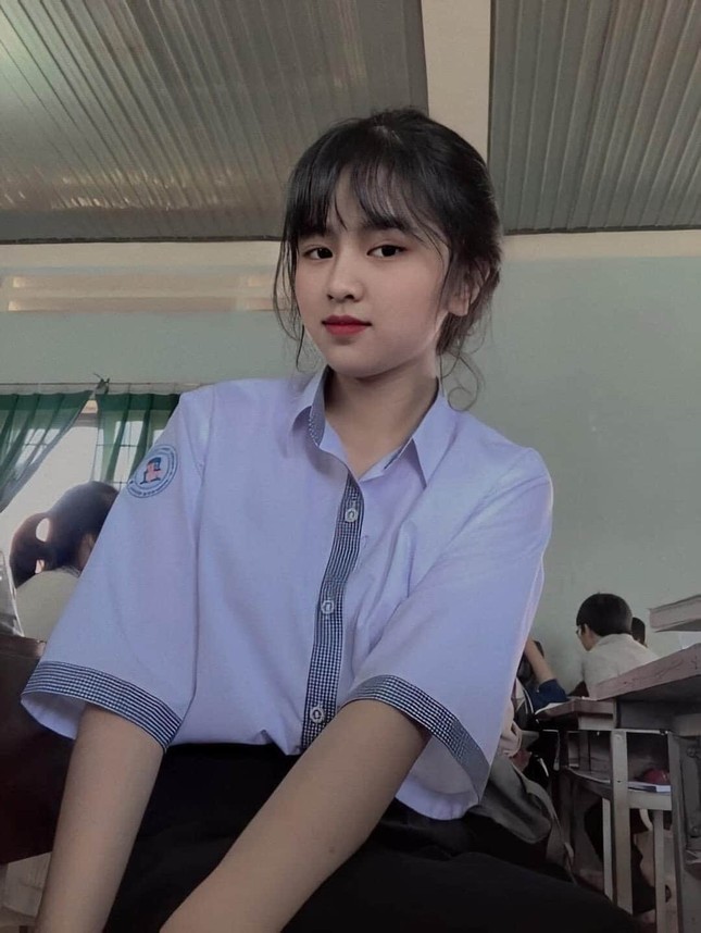 Nữ sinh Tây Nguyên xinh đẹp ước mơ trở thành người bảo vệ công lý ảnh 4