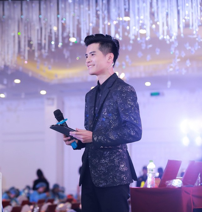 Bí quyết để một người thiếu tự tin trở thành MC chuyên nghiệp ảnh 13