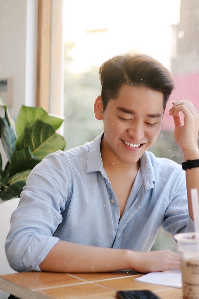 Từ một chàng trai hướng nội đến tự tin dẫn chương trình trước đám đông ảnh 9