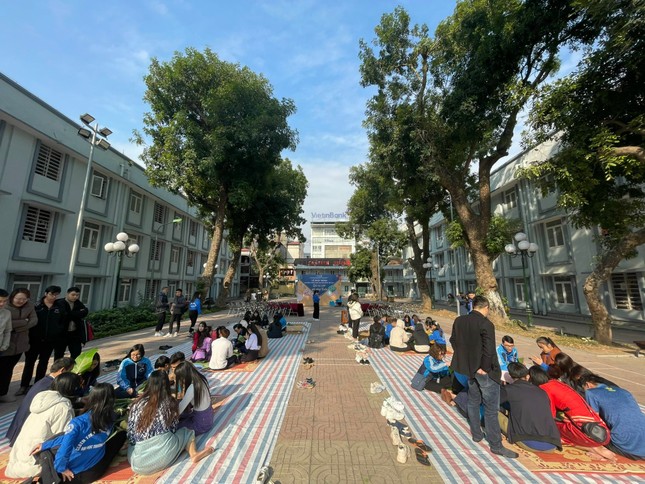 “Gói nụ cười, gửi nắng xuân” - chương trình “Đông Ấm” của tuổi trẻ ĐH Thương Mại ảnh 3