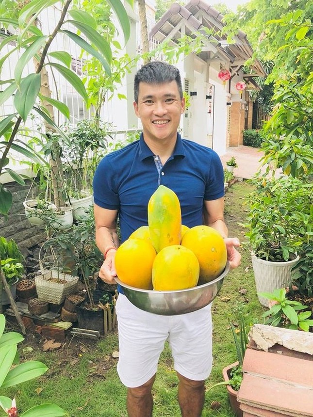 Giãn cách xã hội dài ngày, sao Việt rủ nhau về quê làm "nông dân" như thật ảnh 5