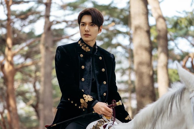 Sau xuất ngũ, Lee Min Ho trở lại đầy lợi hại với phim “Quân vương bất diệt” ảnh 2