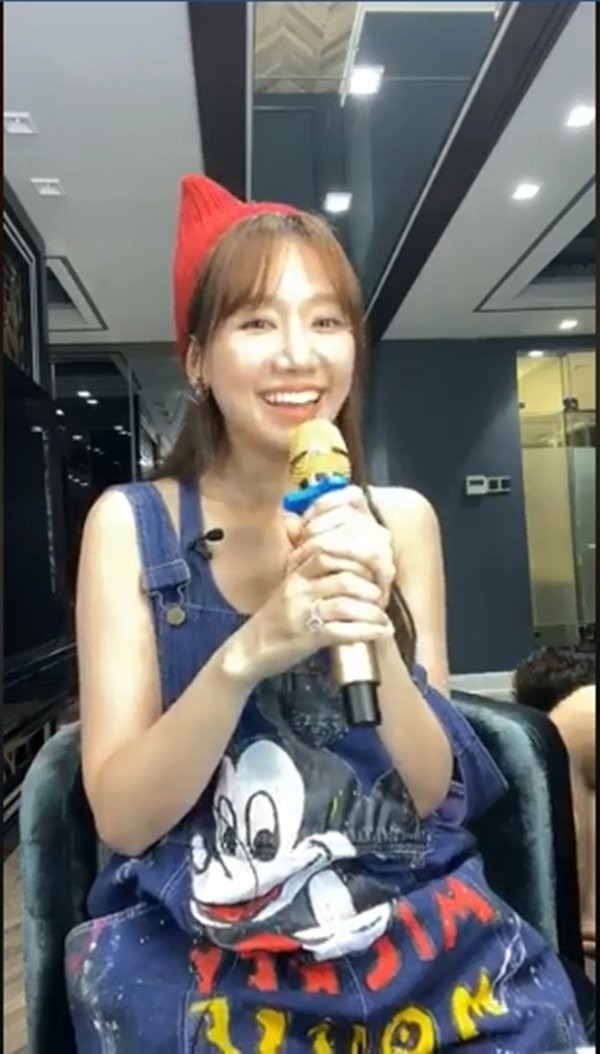 Còn cô vợ nào hồn nhiên hơn Hari Won: Livestream để lọt cả Trấn Thành đang ở trần ảnh 2